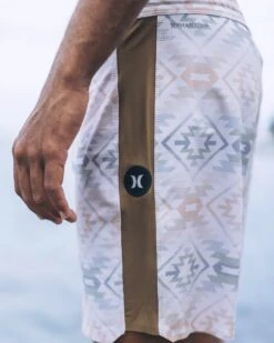 Front Page 35 Front Page -HURLEY Sales MBS0011430 BONE 02